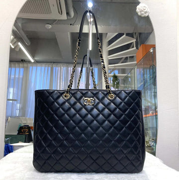 CHANEL Zeitloser Shopper Tote Bag Schwarz mit goldener Hardware A9104623 157337212