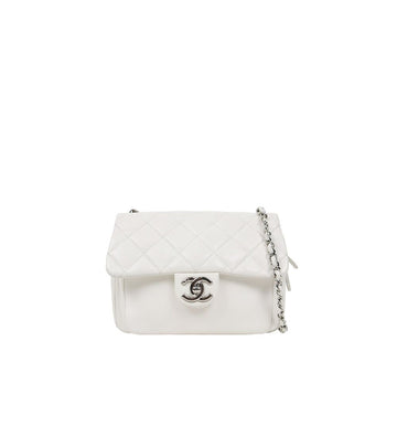 CHANEL Weißes gesteppte CC Klappen Schultertasche 61495 157408436