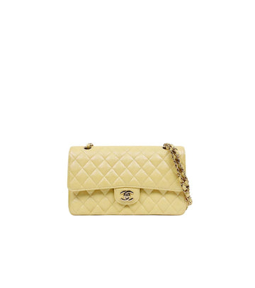 CHANEL イエローイリデッセントキャビアクラシックミディアムショルダーバッグ 63023 157549575