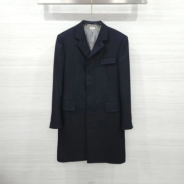 THOM BROWNE Klassischer Chesterfield-Mantel in Navy mit schrägem Arm 157575533