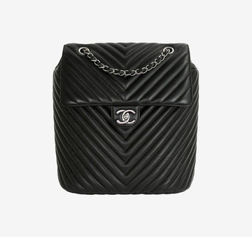 CHANEL シェブロンアーバンスピリットバックパックシルバー金具ブラックラムスキン22番 157216803 [P]