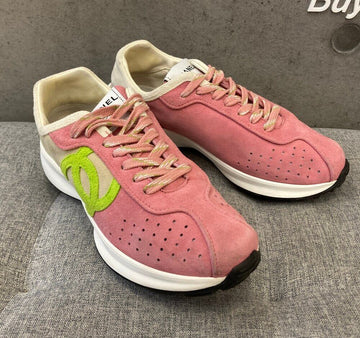 CHANEL Suede Sneaker mit Coco-Logo in Pink G39074J052903 156624938 [P]