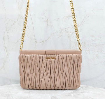 MIU MIU Marese Clutch mit Kette aus goldfarbenem Nappa 148723335 [P]