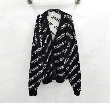 VETEMENTS オールオーバーロゴブラックカーディガン 152876112 [P]