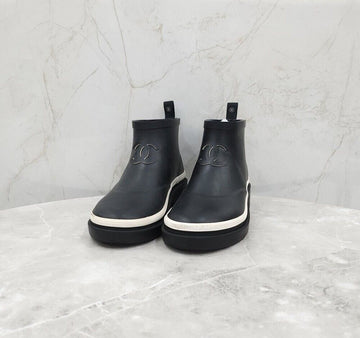 CHANEL Zweifarbige kurze Regenstiefel G45076 156003225 [P]