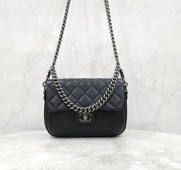 CHANEL Vintage Schultertasche aus schwarzem Kalbsleder mit silberner Kette A98781 154224754 [P]