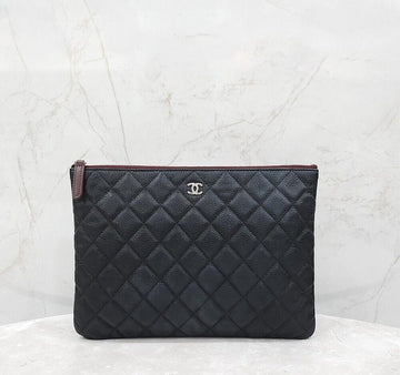 CHANEL クラシックキャビアミディアムクラッチブラックシルバー25番台 152349533 [P]