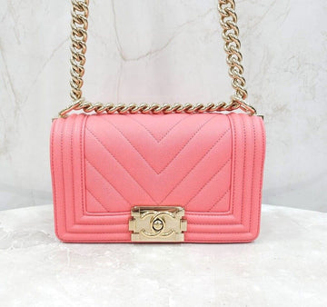 CHANEL Chevron Boy Bag Small Caviar Pink mit Goldbeschlägen 138067420 [P]