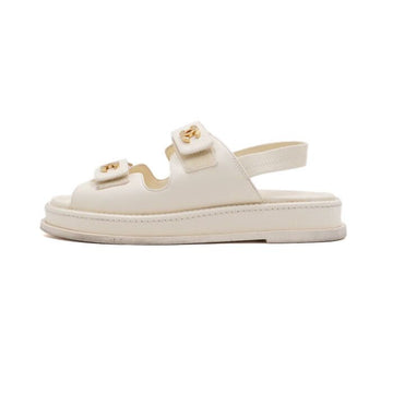 CHANEL G46339 26 Saison Sandalen aus Lammleder in Elfenbein mit goldenen CC-Velcro für Damen 158874814 [P]
