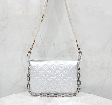 LOUIS VUITTON Silber Monogram Kusang Kettenhandtasche PM M23056 153855824 [P]