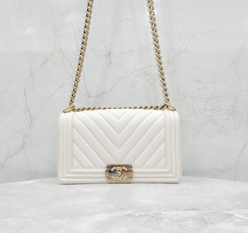 CHANEL Boy Bag Medium Chevron Caviar Weiß Gold 156218788 [P]