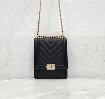 CHANEL サッチェルバッグ シェブロン ブラック ゴールド金具 29番台 156217445 [P]