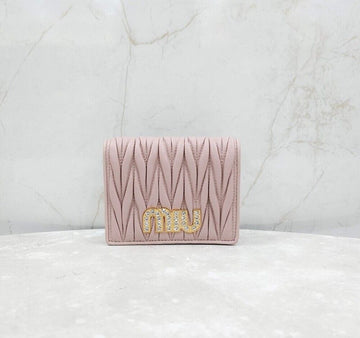 MIU MIU ピンククリスタルマテラッセナッパ二つ折り財布 150501234 [P]