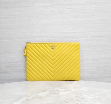 CHANEL 新商品 シェブロン クラッチバッグ ミディアム イエロー ゴールド金具 156464808 [P]