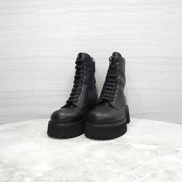 CHANEL Kreuz Combat Ankle Boots 157844394 [P]