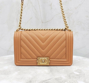 CHANEL Chevron Boy Medium Flap Bag Gold 28. Serie A67086 134090072 [P]