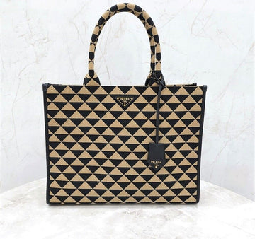 PRADA 新商品 シンボルジャカードファブリックトライアングルロゴトートバッグラージ 1BA356 133486766 [P]