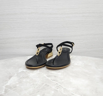 LOUIS VUITTON Goldene Metall-Logo-Sandalen 156777661 [P]