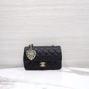 CHANEL クラシックハートバッグチャームミニバッグラムスキンブラック AP4760 160410951 [P]
