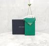PRADA 三角ロゴ グリーンフォンポーチ レザー ミニチェーンバッグ 154662268 [P]