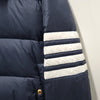 THOM BROWNE Diagonal Armband 4-Streifen Matte Nylon Gans Daunen Bomberjacke Marineblau (MJD061X 05411 415) 142765455 [P]