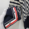 THOM BROWNE Donnigole Bicolor Kabel Cardigan mit schrägem Ärmel 4 Stripes MKC486A Y1506 415 123467293 [P]