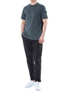 MONCLER Reflective Logo Patch T-Shirt mit Seitenbündchen in Mattschwarz (Khaki) 8C00060 829H8 105390085 [P]