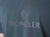 MONCLER Reflective Logo Patch T-Shirt mit Seitenbündchen in Mattschwarz (Khaki) 8C00060 829H8 105390085 [P]