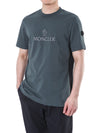 MONCLER Reflective Logo Patch T-Shirt mit Seitenbündchen in Mattschwarz (Khaki) 8C00060 829H8 105390085 [P]