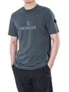 MONCLER Reflective Logo Patch T-Shirt mit Seitenbündchen in Mattschwarz (Khaki) 8C00060 829H8 105390085 [P]