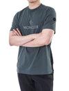 MONCLER Reflective Logo Patch T-Shirt mit Seitenbündchen in Mattschwarz (Khaki) 8C00060 829H8 105390085 [P]