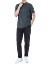MONCLER Reflective Logo Patch T-Shirt mit Seitenbündchen in Mattschwarz (Khaki) 8C00060 829H8 105390085 [P]