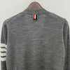 THOM BROWNE Femininer diagonaler 4 Streifen Merinowolle Cardigan FKC334A (FKC334A Y1014 055) 141984862 [P]