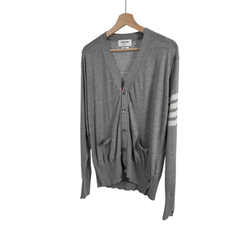 THOM BROWNE Klassische Herren Cardigan aus feiner Merinowolle in Grau, Größe 3 158520215 [P]