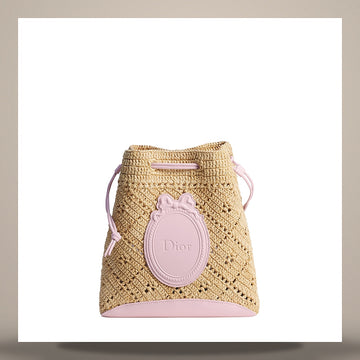 DIOR Blooming Bucket Bag Mini Openwork Raffia & Rose Tendre Medaillon Débossé Kalbsleder 158731032 [P]